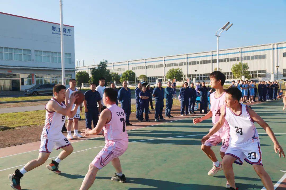关于暴风雨来临篮球场，球员们奋勇争先的信息